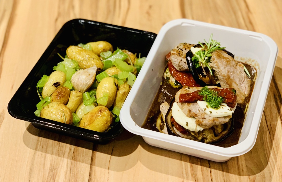 Poêlé de légumes et pommes de terre avec escalopes et aubergine - plat traiteur